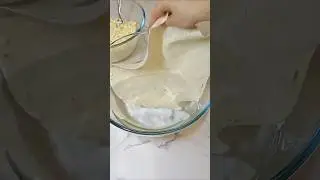 ОКУНАЕМ ЛАВАШ В ВОДУ И ГОТОВИМ ТРЕУГОЛЬНИКИ