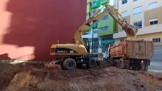 Travaux d'aménagement avec un caterpillar M318C