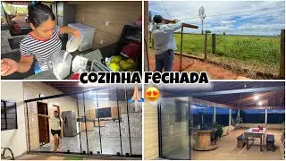 VIERAM TERMINAR DE INSTALAR A PORTA DE VIDRO DA COZINHA🤩🙏🏼| MARIDO FEZ O VARAL DE ROUPAS 
