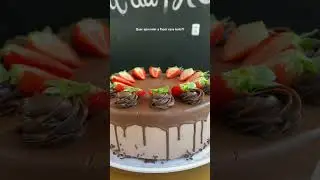 Bolo de chocolate com morango