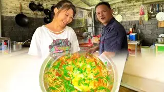 不是亲生却胜似亲生，从小就是有好吃的留给我们，长大了还是处处为我们着想#我的乡村生活 #三农 #亲情#夫妻
