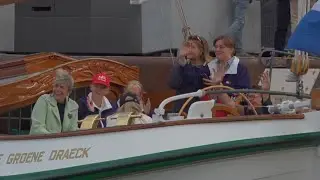 Constantijn, Laurentien, Eloise en Claus met Beatrix aan boord van Groene Draeck