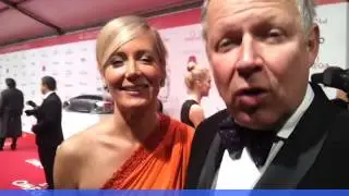 Axel Milberg und seine Frau Judith gr&uuml;&szlig;en die Leser der Freizeit Revue
