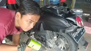 pemasangan sticker scoopy full body hitam doff striping gold