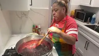 Asiendo flor de jamaica desidratada 