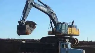 Truck loading Deere 470G LC