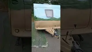 Strandmotiv Graffiti auf Wohnwagen