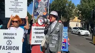 Des militants d'Extinction Rebellion manifestent contre la Fashion Week