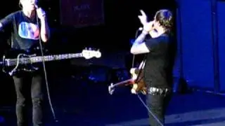 blink-182 gives away instruments - Mountain View, CA - Shoreline Amphitheater 9/13/09