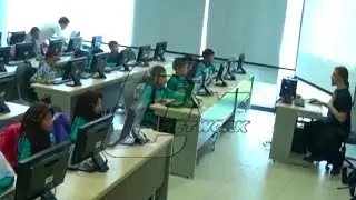 Siswa SD Cihuni Belajar Komputer Bersama Guru Asing