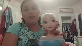 Styling hair of Frozen Elsa styling head