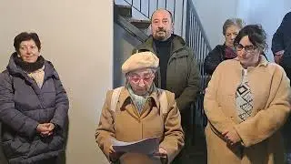 Asunción Arias leyó un poema durante la apertura del  Punto de Atención a los Peregrinos en Fontei