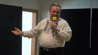 Zpěv&aacute;k a bavič Franti&scaron;ek Uher v Prachatic&iacute;ch na setk&aacute;n&iacute; seniorů