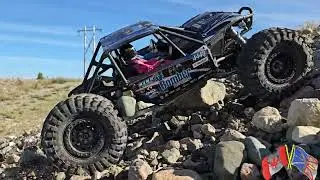RR10 Bomber ВЕРНУЛСЯ... Давайте зажжем эту штуку. Slomo качает камни #axial #bomber #rockbouncer