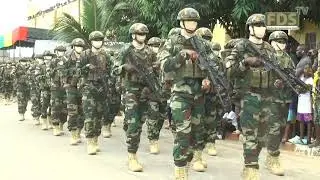 IMPRESSIONNANT ! DÉFILÉ EN CADENCE LENTE DES COMMANDOS PARAS