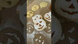 Spitzbuben in K&uuml;rbisform | M&uuml;rbteigkeks Rezept von Barbara Prantl