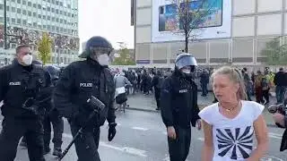 25 10 2020 / Mutige Frau & *** Polizist