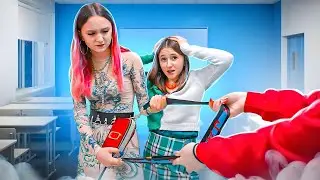 Qui a UN OBJET INTERDIT à l'école? 💥 Une fille populaire en état d'arrestation | Série