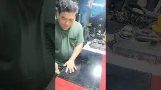 Sacando un uv de una pantalla dañada para poder. Reparar un tv con corrugacion 