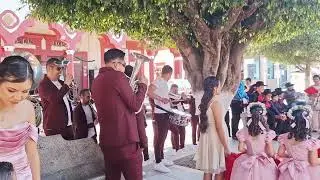 La banda contadora recomiendo la plaza de Mascota con quiceañera