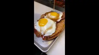 CHICKEN & WAFFLES! 🤤🧇🍗💦 The perfect brunch essentials 🤗