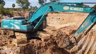 Komatsu SK200 Excavator in Action | Amazing Earthmoving for Development