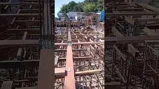 proses pemasangan bekisting balok untuk gedung rumah sakit