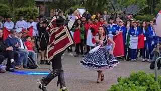 칠레 전통춤 쿠에카(Cueca) :수탉의 구애 장면을 묘사한 춤. Pucón Chile 