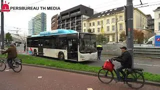 Aanrijding op druk kruispunt bij station met lijnbus en voetganger
