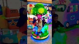 Прокатитесь на милой карусели с зелёными, розовыми и голубыми лошадками 🎠 🐎 #карусель