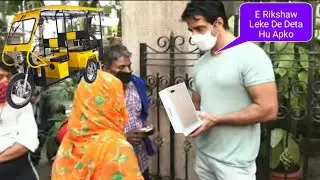 Sonu Sood Helping to Needy People Outside His House #SonuSood #SonuSoodFoundation #SoodCharity