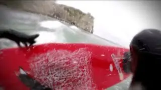 Surf sur les vagues de la plage d'Etretat