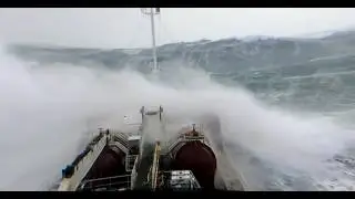 Stormy Weather Ship Caught in 5 Terrifying Monster Waves , Hurricane and Thunderstorm