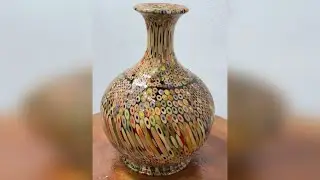 彩色铅笔与环氧树脂在木工转盘上的奇妙结合 木工车床技艺精湛，刀法精准，巧妙雕琢木材曲线，打磨出光滑纹理，展现手工艺术之美。