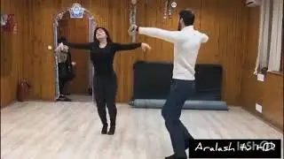 ПАРЕНЬ И ДЕВУШКА ТАНЦУЮТ ЧЕЧЕНСКУЮ ЛЕЗГИНКУ в Aralash tvHd.