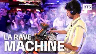 Il joue dans un club de Berlin avec une machine unique au monde
