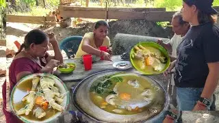 Patita y pescueso de pollo en caldo asi almorzaremos aunque nos critican por tanto Comer caldo ☹🤯🐔