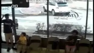 Watch as thief steals an iPad from a 4-year-old!