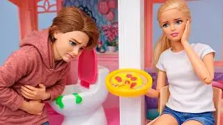Ken kuklası karidesli pizza yiyor ve kendini iyi hissetmiyor. Barbie kuklası oyunları