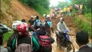 jalan  garut cikajang-pendeuy terjadi longsor dibsejumlah tempat