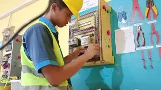 JOB 6 RANGKAIAN ON OFF MENGGUNAKAN TIMER FUNCTION A BESAR DAN 3 LAMPU