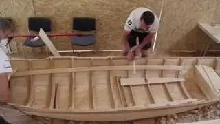 Bau eines traditionellen Lotca-Bootes auf dem Donaufest 2014