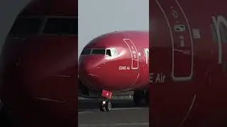Pilot waves outside cockpit window at Funchal, Madeira! Upcoming video Preview #B737 #Pilot #Wave
