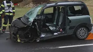 Kollision zwischen Mopedauto und Milchtransporter in Altm&uuml;nster fordert einen Schwerverletzten