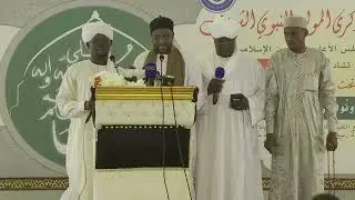 أجمل العالمين خلقا وخُلقا ما له في جماله نظراء 