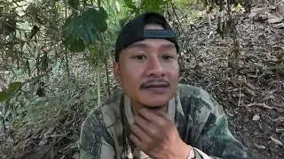 Hunting Sawsay traps and shoots squirrels, wild chickens, and kites in Karen State.