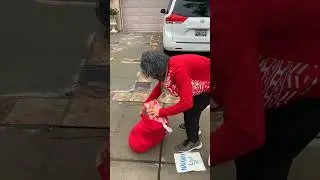 Hilarious christmas gift delivery prank!#christmasprank #funnyvideo #holidayhumor