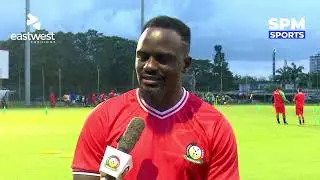 Вице-президент FKF Марига и нападающий Райан Огам беседуют перед матчем Кения &mdash; Кот-д'Ивуар | КОТ...