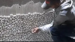 revestimento de parede com tozeto pedra.