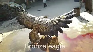 Beonze eagle statue